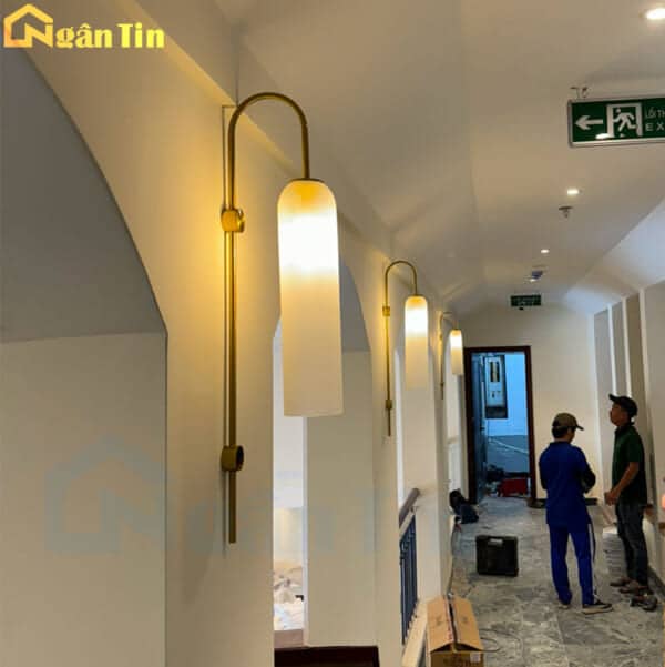 den treo tuong gan tuong cau thang phong khach led 3 mau vk144 ngan tin 4