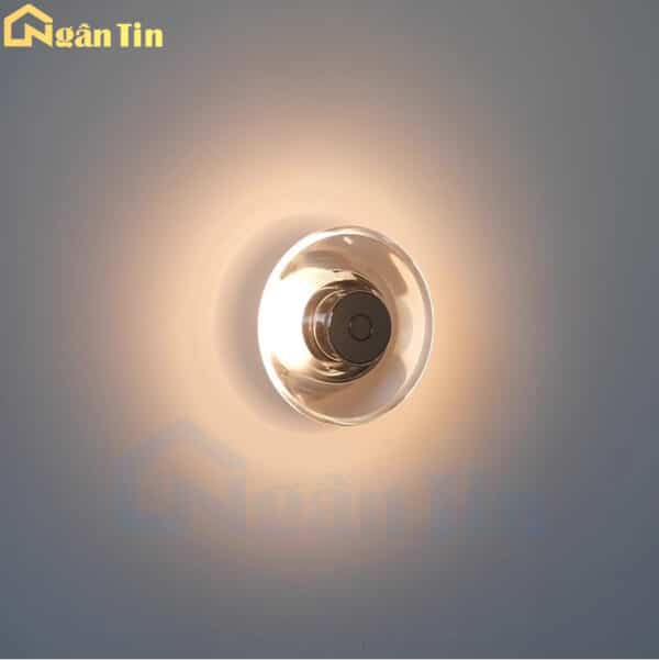 den-treo-tuong-thuy-tinh-gan-tuong-trong-nha-cau-thang-vk155-ngan-tin