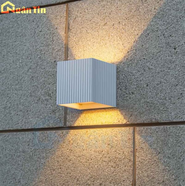 den-hat-tuong-ngoai-troi-treo-tuong-220v-vnt2215-ngan-tin