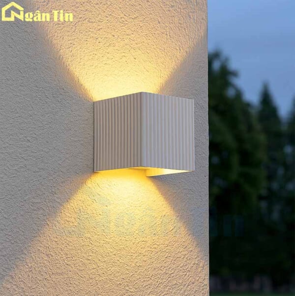 den-hat-tuong-ngoai-troi-treo-tuong-220v-vnt2215-ngan-tin