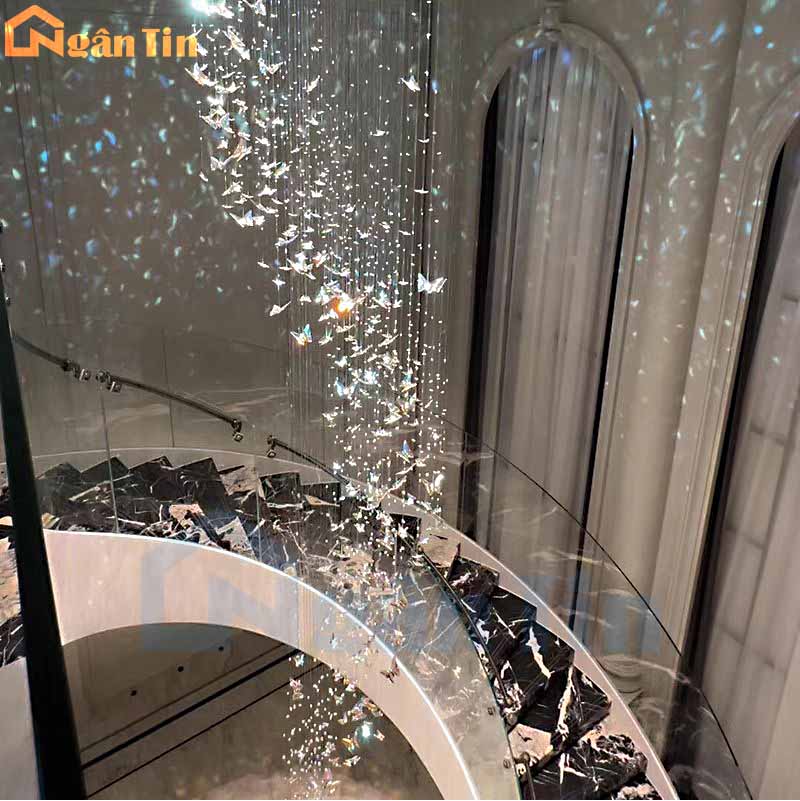 Đèn thả thông tầng pha lê cánh bướm trang trí cầu thang sảnh phòng khách 45W 220V TPL127 Ngân Tin 2 Đèn thả thông tầng pha lê cánh bướm trang trí cầu thang sảnh phòng khách 45W 220V TPL127 Ngân Tin - Image 3